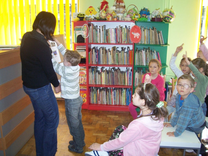 „Kiedy wiosna rządzi światem, ziemia się pokrywa kwiatem” - lekcja biblioteczna