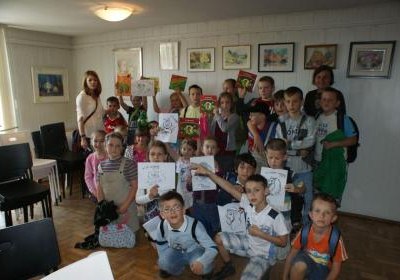 Kolorowe ilustracje i bajkowe treści na spotkaniu autorskim z Ewą Stadtmüller i Łukaszem Zabdyrem
