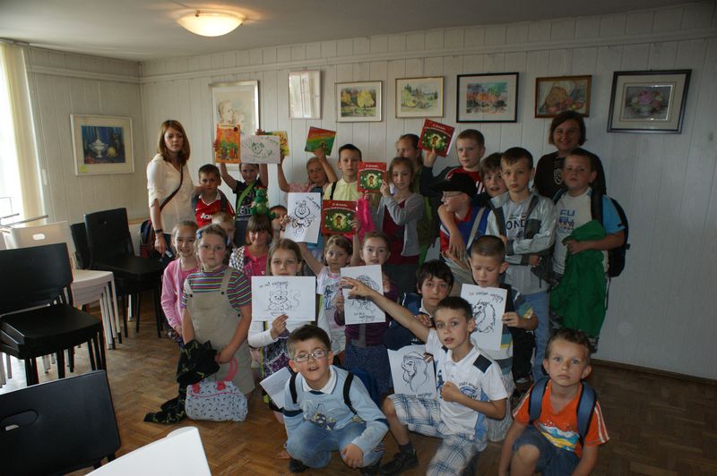 Kolorowe ilustracje i bajkowe treści na spotkaniu autorskim z Ewą Stadtmüller i Łukaszem Zabdyrem
