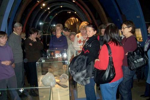 Seniorzy z Poniedziałkowego Klubu Seniora w Muzeum Archeologicznym w Krakowie