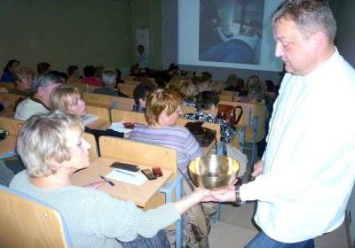 Masaż dźwiękiem w Poniedziałkowym Klubie Seniora