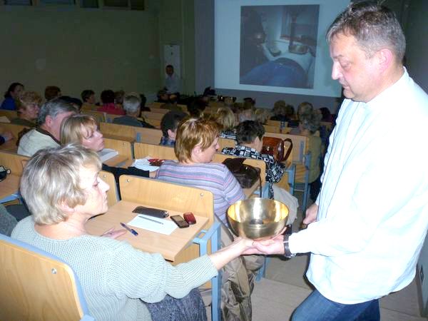 Masaż dźwiękiem w Poniedziałkowym Klubie Seniora