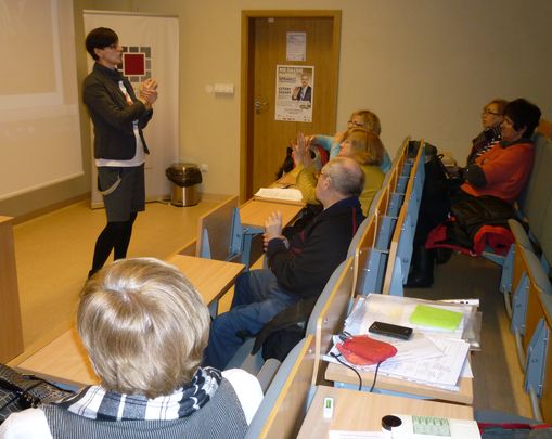 Joga dłoni jako metoda na zdrowie w Poniedziałkowym Klubie Seniora