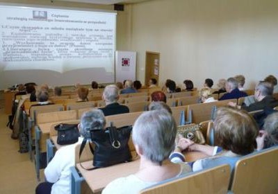 Wychowanie przez czytanie w Poniedziałkowym Klubie Seniora