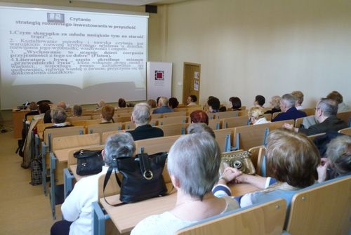 Wychowanie przez czytanie w Poniedziałkowym Klubie Seniora