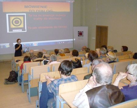 Mówca i jego słuchacz w Poniedziałkowym Klubie Seniora