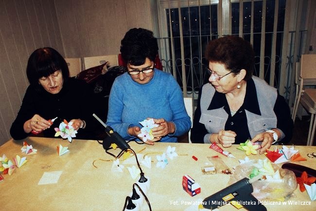 Kusudama i quillingowa gwiazdka Klub Aktywnego Seniora