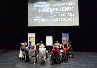 Rozmowy przy wspólnym stole - cyberprzemoc i jak jej przeciwdziałać?