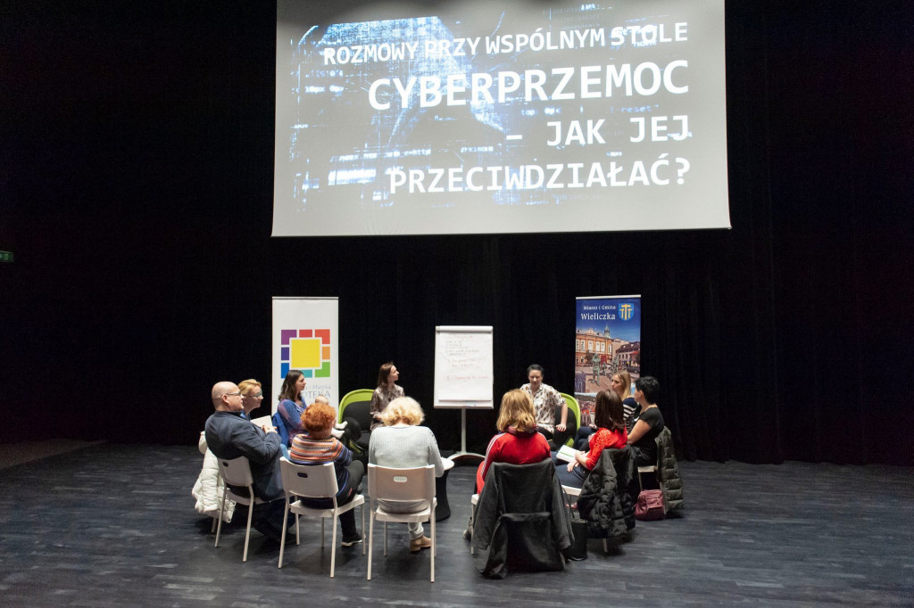 Rozmowy przy wspólnym stole - cyberprzemoc i jak jej przeciwdziałać?