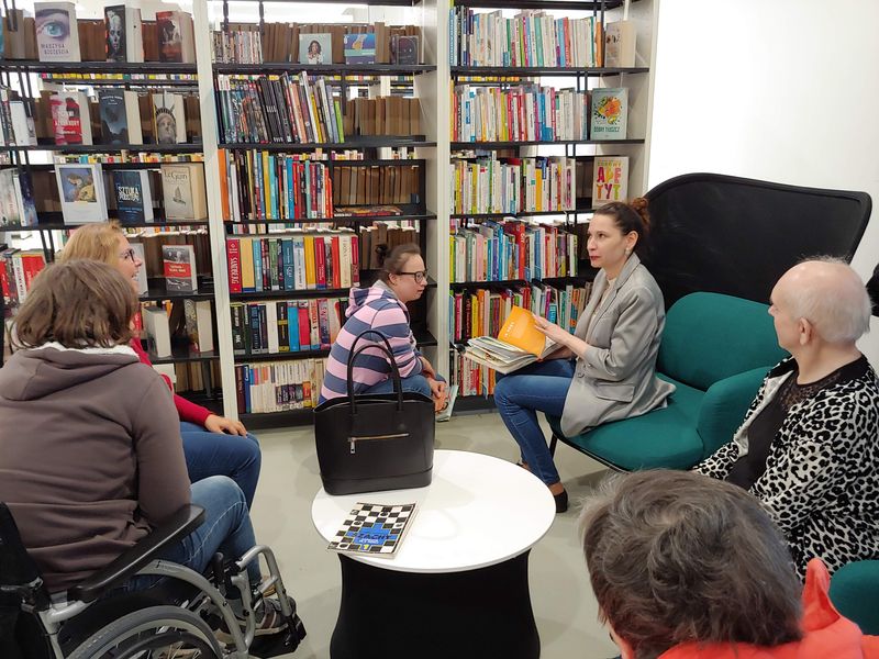 Podopieczni L’Arche w bibliotece