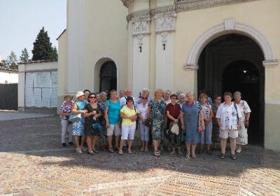 Wakacyjny Klub Seniora na wycieczce w Nowej Hucie.