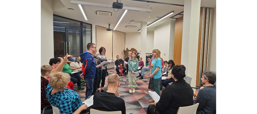 Praca nad rolami podczas warsztatów teatralnych